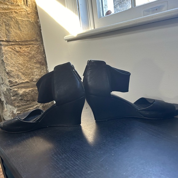 Eileen Fisher Corona Sandals Black Leather Ankle Strap Zip Wedge Peep - Picture 6 of 6